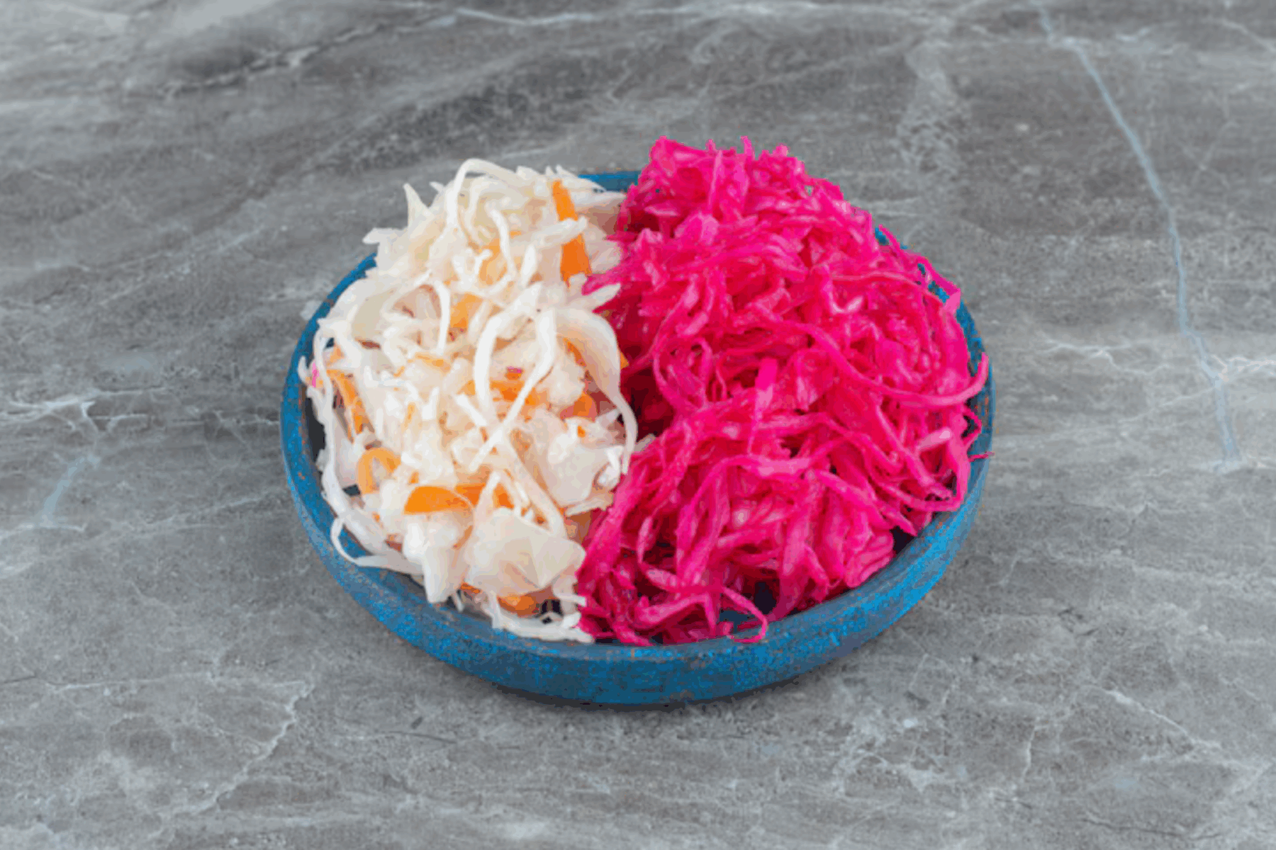 Кулінари розповіли рецепт маринованої капусти з морквою та буряком на зиму