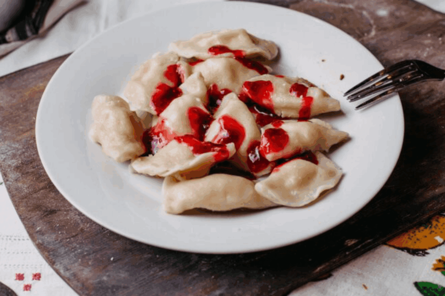 Кулінари розповіли, як приготувати вареники з вишнею – один секретний прийом