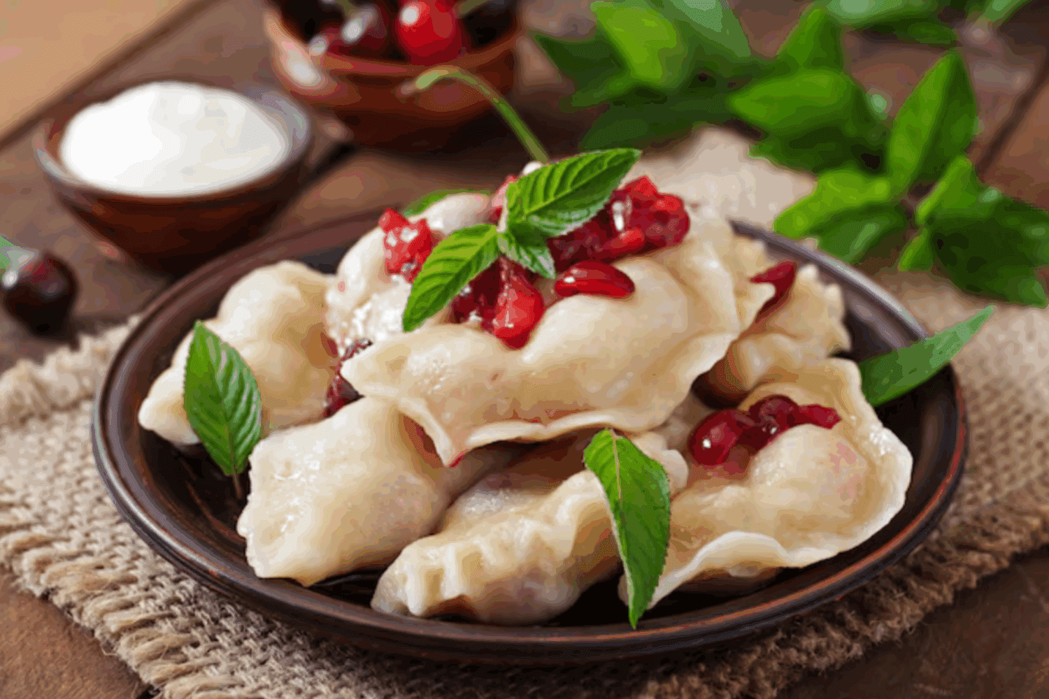 Кулінари розповіли, як приготувати вареники з вишнею – один секретний прийом