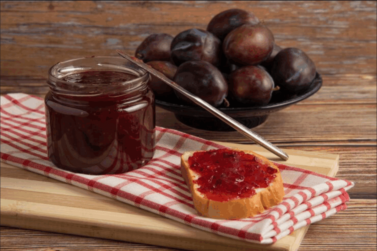 Кулінари поділились рецептом густого сливового варення на зиму
