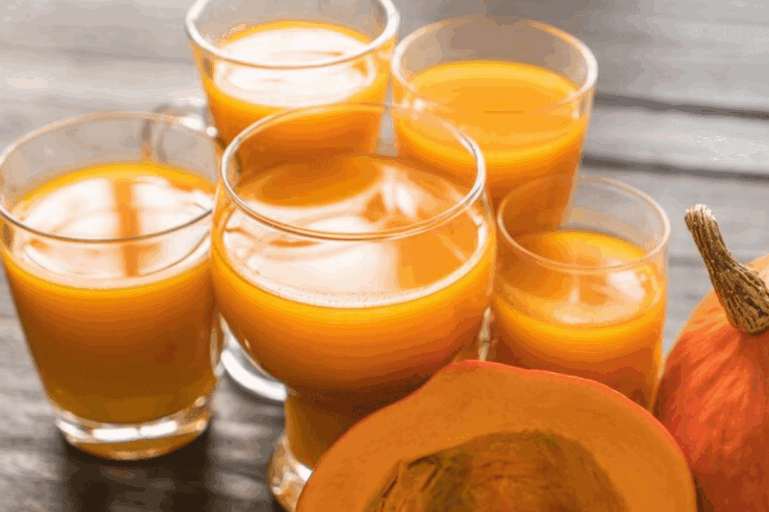 Кулінари розповіли, як приготувати домашній сік із гарбуза, моркви та груші