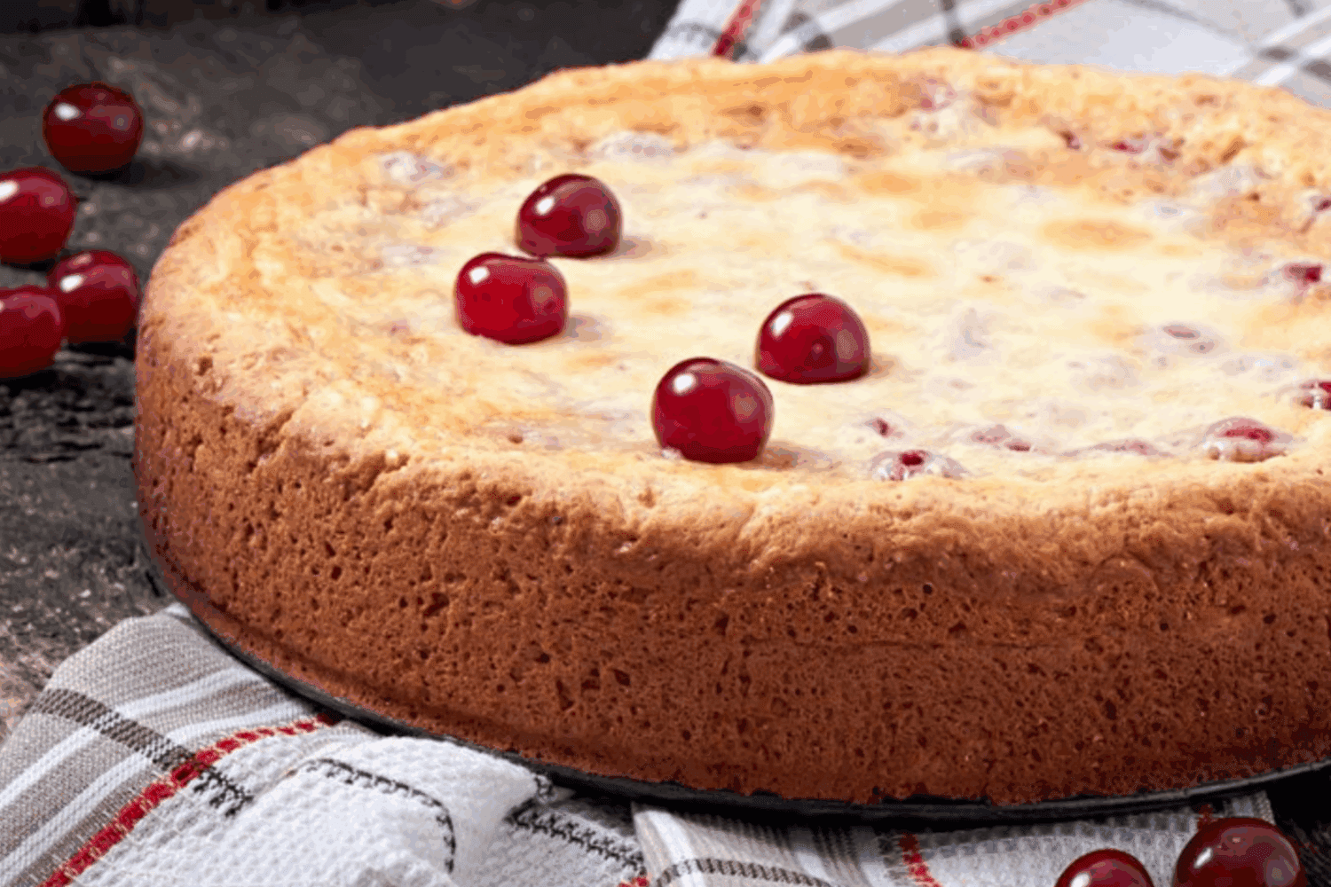 Кулінари розповіли рецепт повітряного та ароматного пирога на кефірі Кулінари розповіли рецепт повітряного та ароматного пирога на кефірі