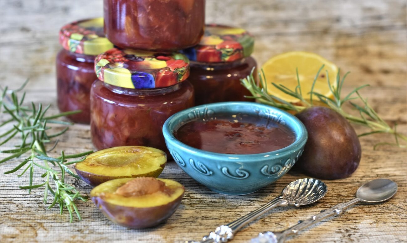 Кулінари пояснили, як та для чого маринувати сливи на зиму-2026