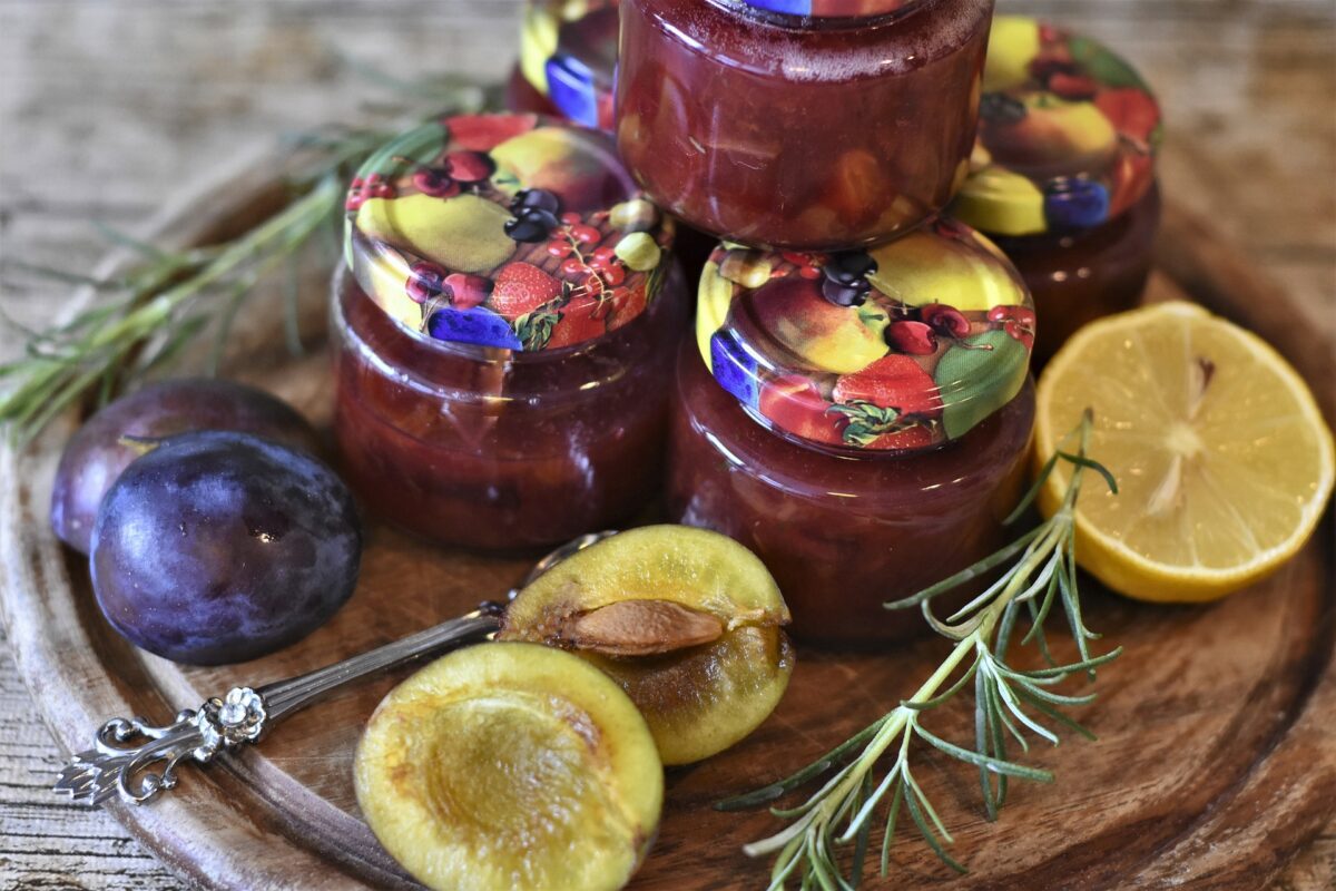 Кулінари пояснили, як законсервувати на зиму сливу в шоколаді