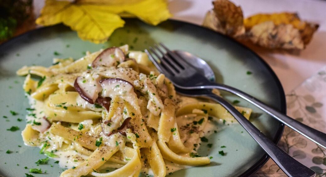 Макарони з підливою на “швидку руку”: простіше та ситніше вже немає куди 