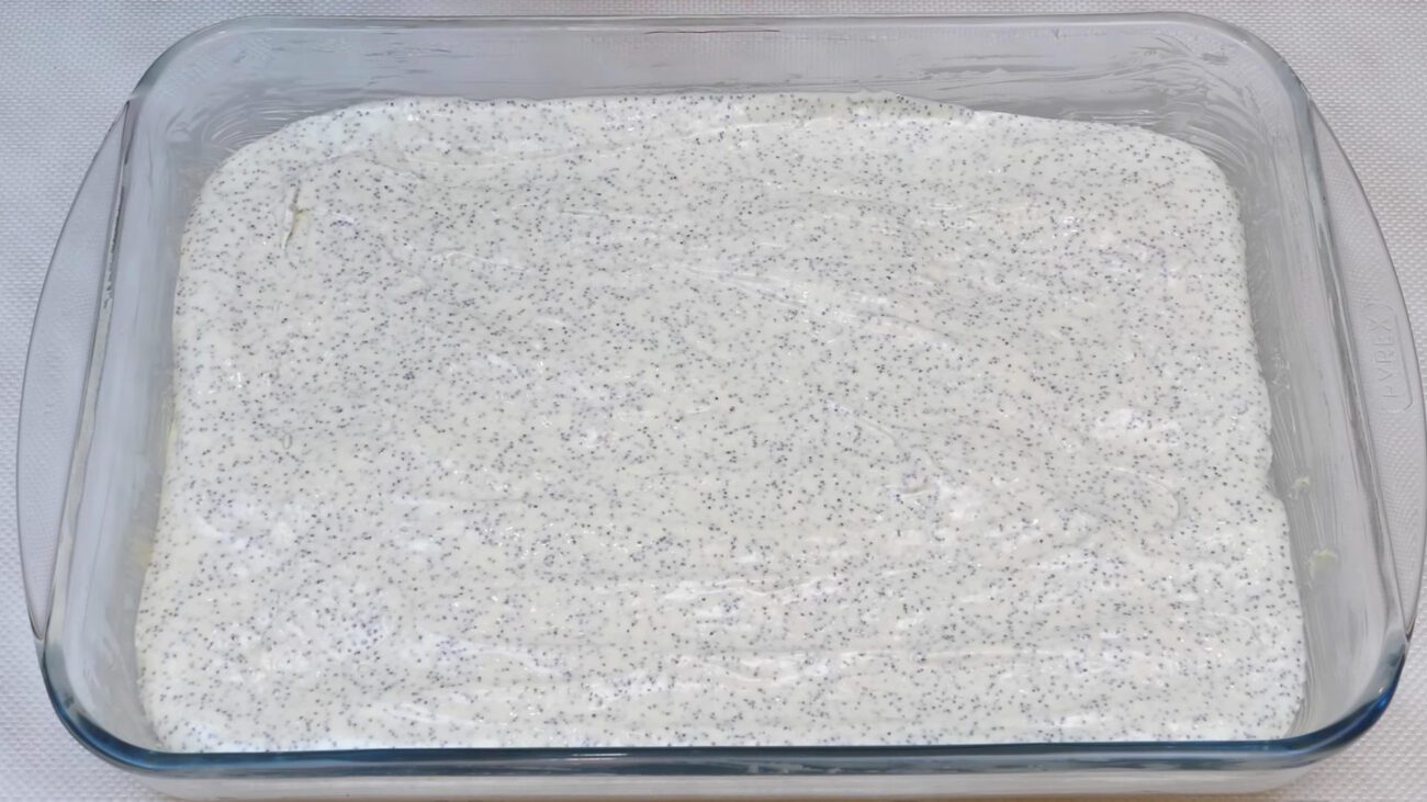 Маковий бісквіт у десерті смакує дуже цікаво та незвично