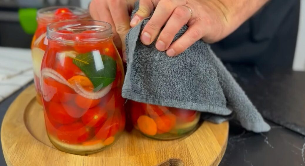 Не листя хрону і не лаврушка: 1 духмяна спеція буде чудово поєднуватися в маринаді з помідорами 