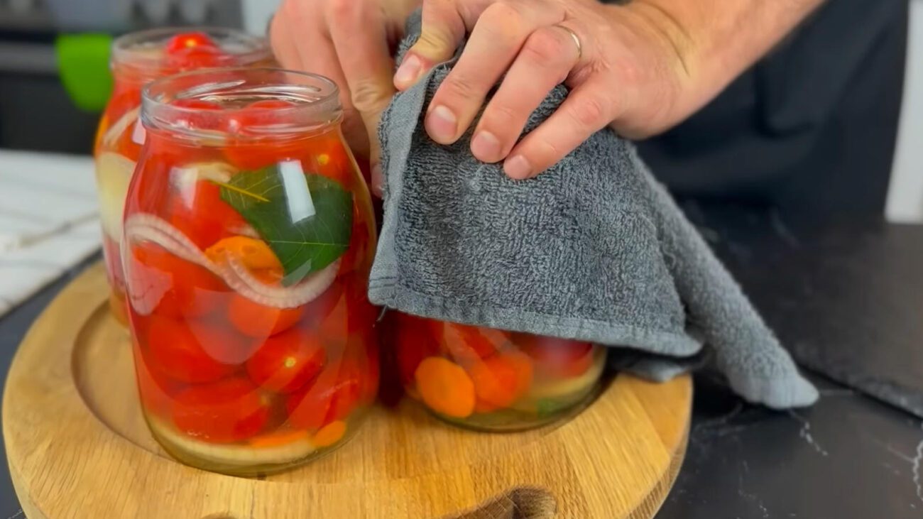 Кулінари розповіли, як готувати універсальний маринад для консервування овочів