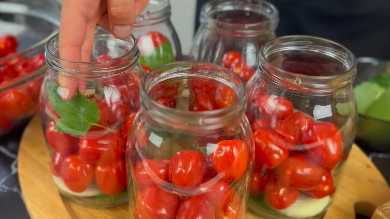 Господині пояснили, що треба додати в банку з помідорами для смаку та аромату