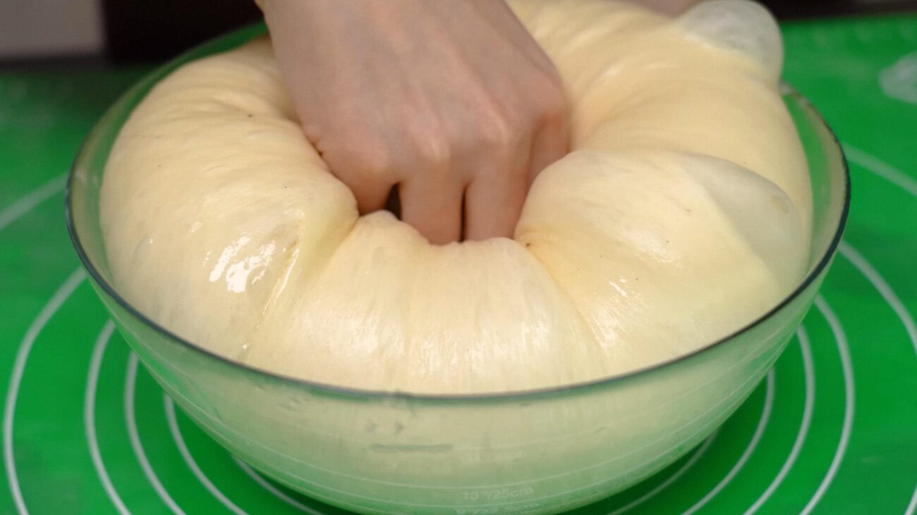 Господиня показала, як приготувати ніжне, м'яке та повітряне тісто для пиріжків
