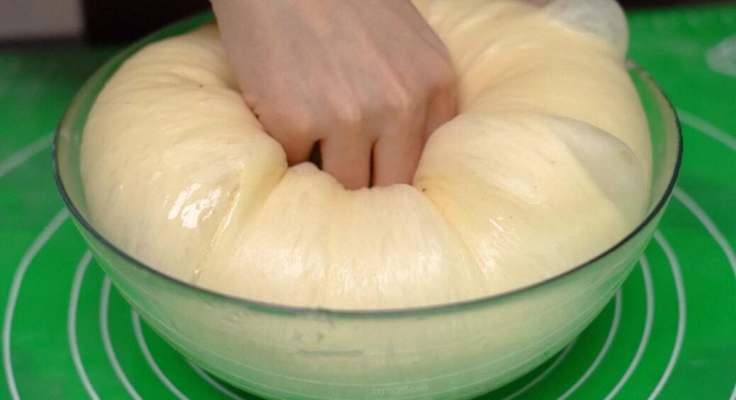 Універсальне тісто на все: Пиріжки, Булочки, Пироги і навіть Паски – не треба чекати підняття 