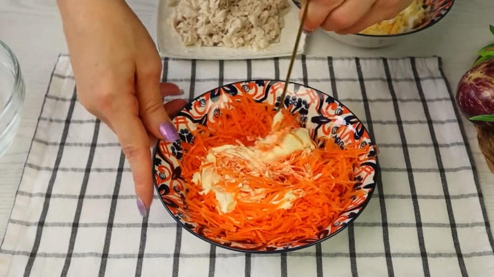 Покроковий рецепт шарового салату з баклажанами та куркою