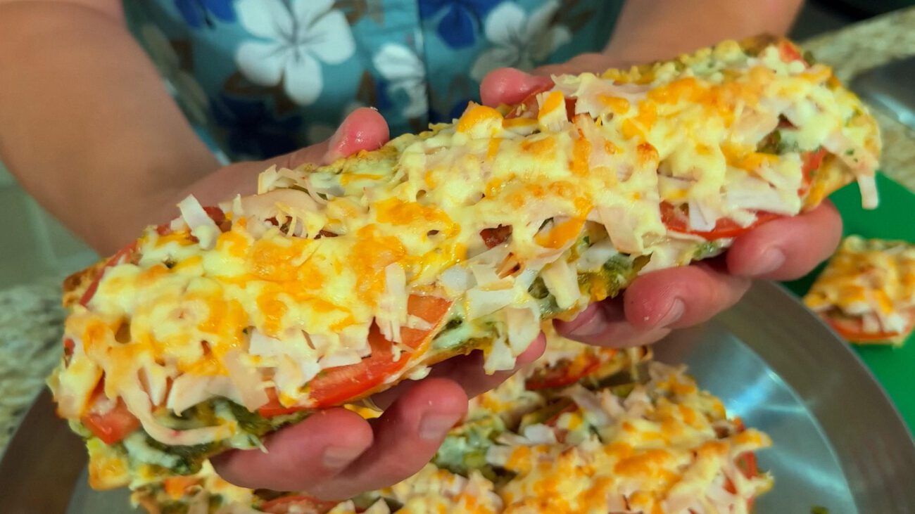 Кухарі розповіли, як приготувати гарячі бутерброди із хрустким багетом і куркою