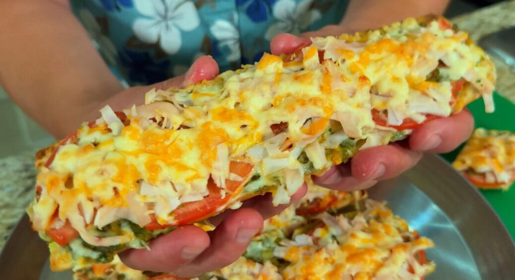 Гарячі бутерброди з хрустким хлібом і соковитою начинкою за 15 хв: виходять смачнішими за піцу 