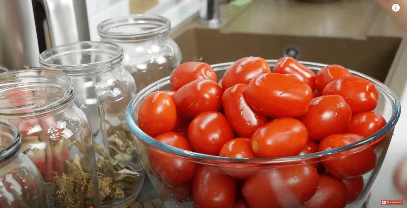Кулінарка розповіла, як зробити помідори з найсмачнішим розсолом у світі