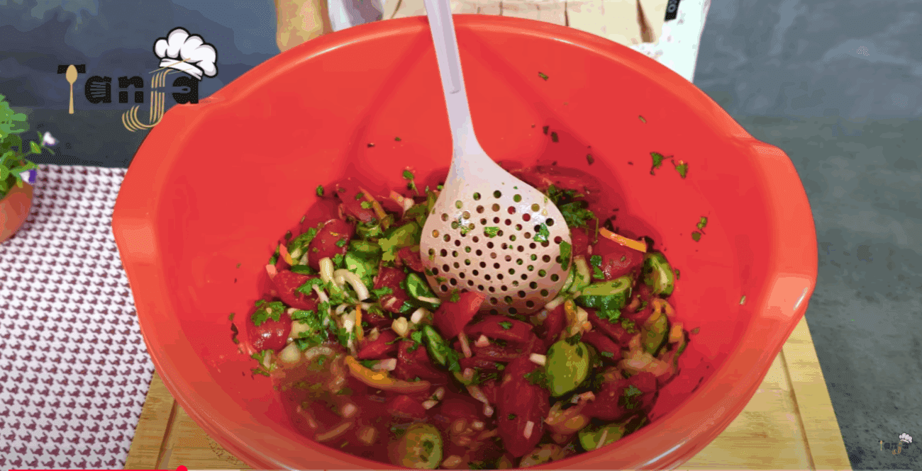 Кулінарка дала рецепт найкориснішого салату з овочів на зиму