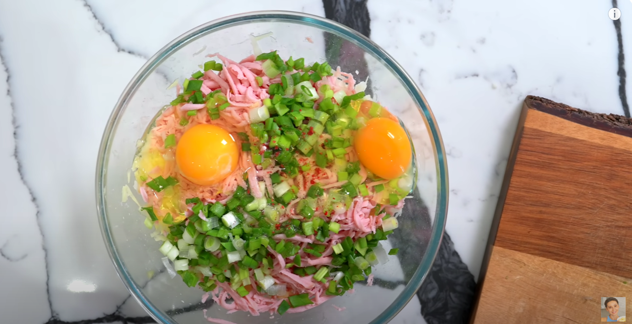 Кулінари розповіли, що смачненького приготувати з картоплі, яєць та ковбаси