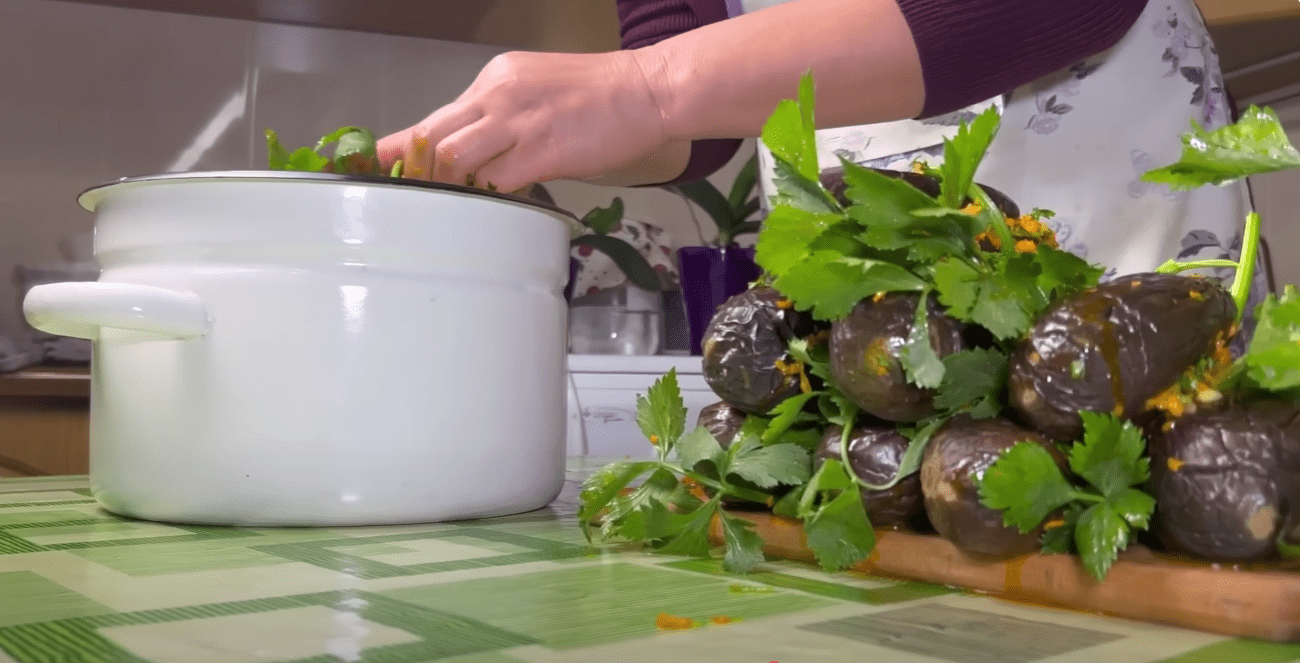 Кулінарка розповіла, як роблять квашені баклажани на півдні України