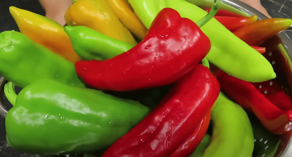 Кулінарка дала рецепт улюбленої італійцями страви з перцем, томатом та цибулею