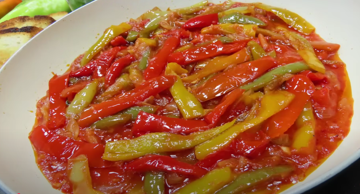 Кулінарка дала рецепт улюбленої італійцями страви з перцем, томатом та цибулею