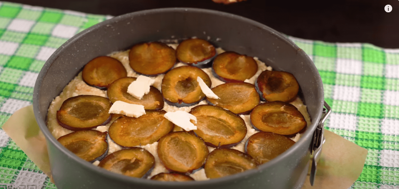 Кулінарка дала рецепт топового європейського пирога з сиром та сливами