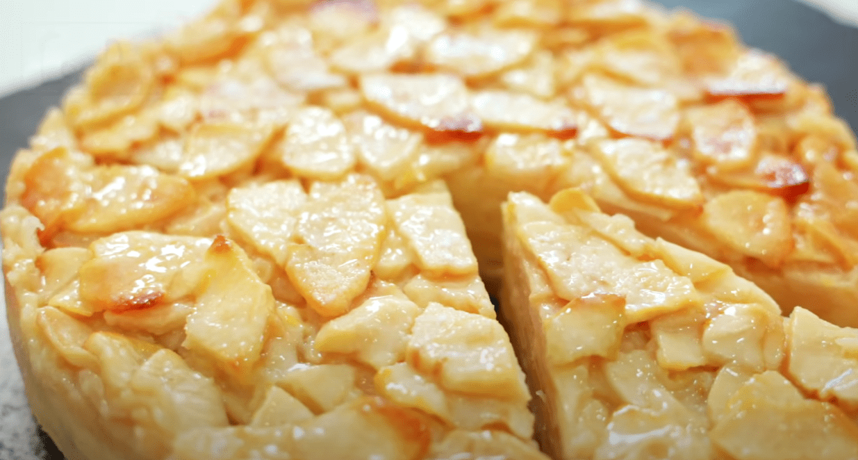 Кулінарка дала рецепт смачного пирога, де яблук більше ніж тіста