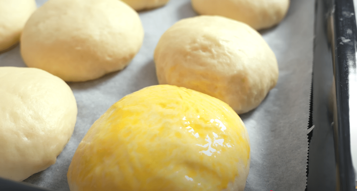 Кулінарка розповіла, як зробити ідеальне тісто для булочок із начинкою