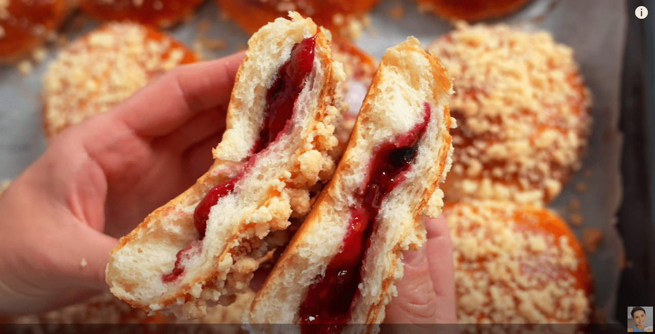 Кулінарка розповіла, як зробити ідеальне тісто для булочок із начинкою