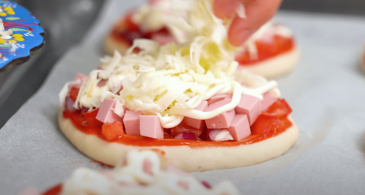 Кулінарка дала рецепт міні-піци, як зі шкільного буфету