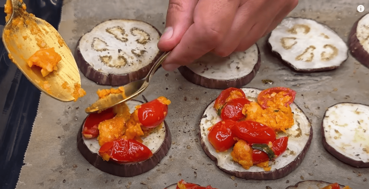 Кулінар розповів, що можна приготувати з 1 баклажану та 2 скибочок хліба