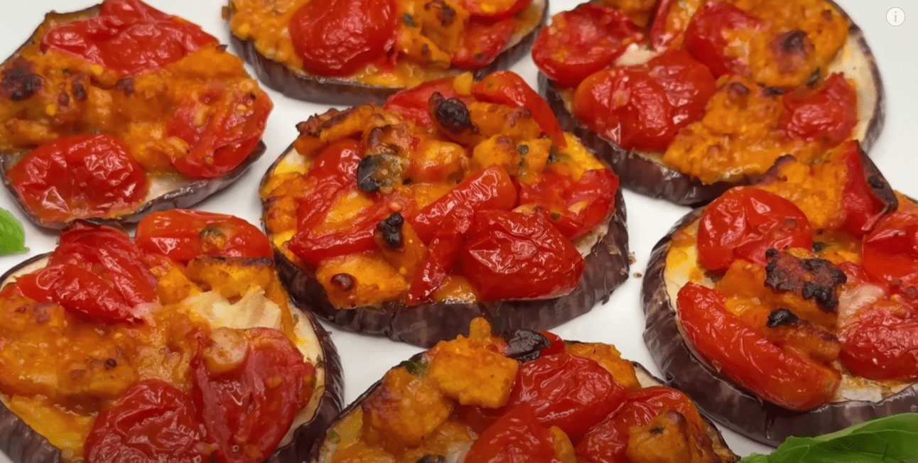 Кулінар розповів, що можна приготувати з 1 баклажану та 2 скибочок хліба