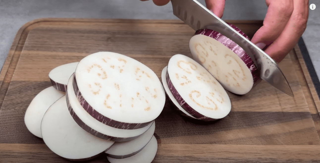 Кулінар розповів, що можна приготувати з 1 баклажану та 2 скибочок хліба