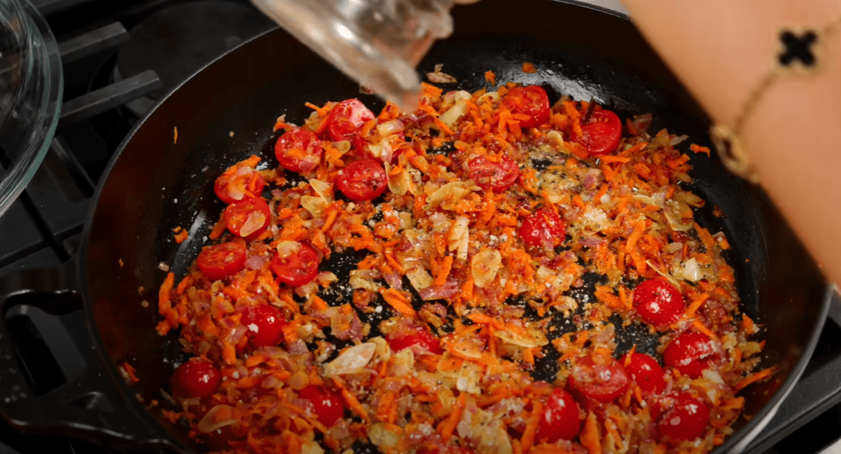 Кулінарка розповіла, як можна приготувати смачну вечерю з капусти та фаршу