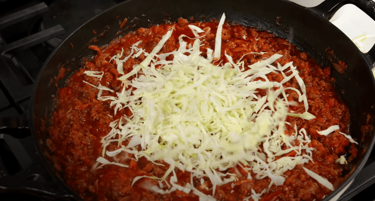 Кулінарка розповіла, як можна приготувати смачну вечерю з капусти та фаршу