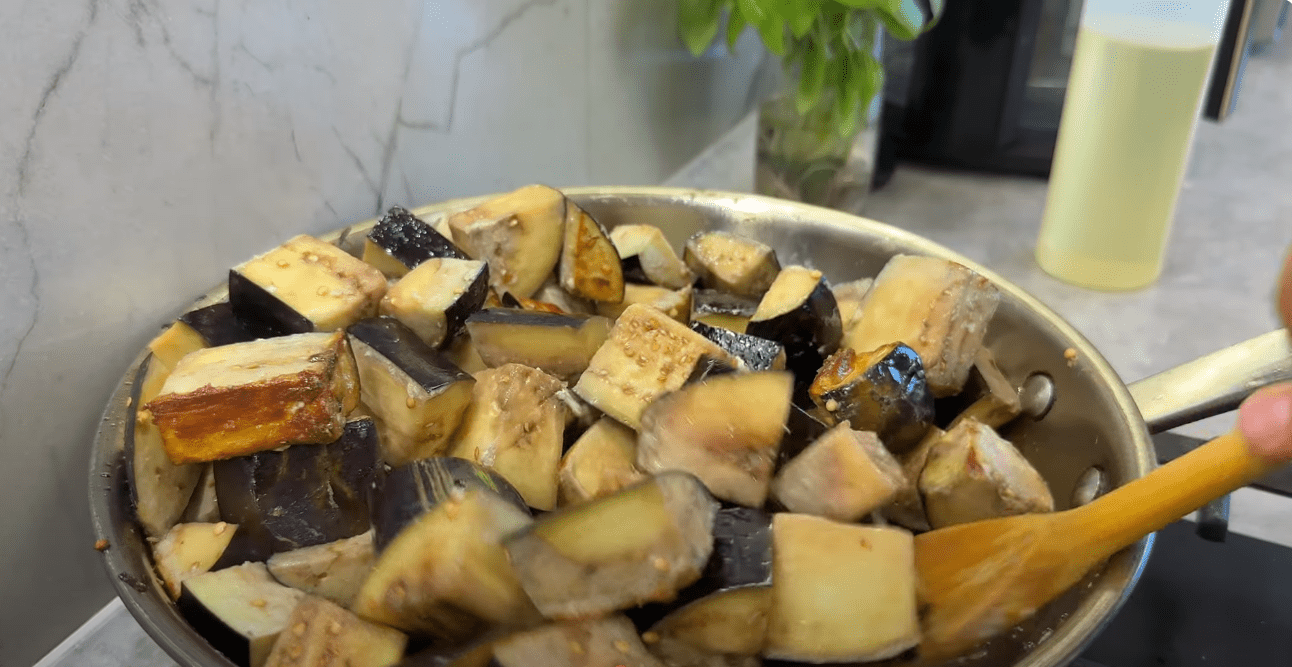 Кулінар розкрив секрет незвичайної заправки для баклажанів: рецепт