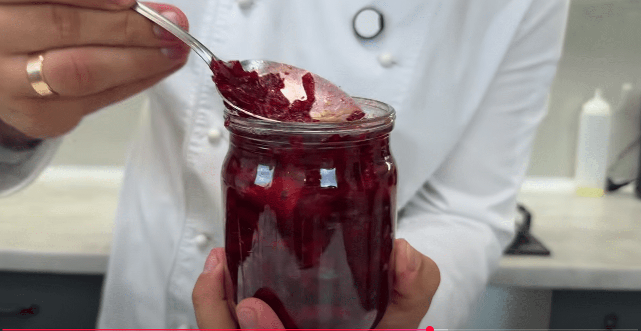 Кулінар розповів, як приготувати справжню українську заправку до борщу