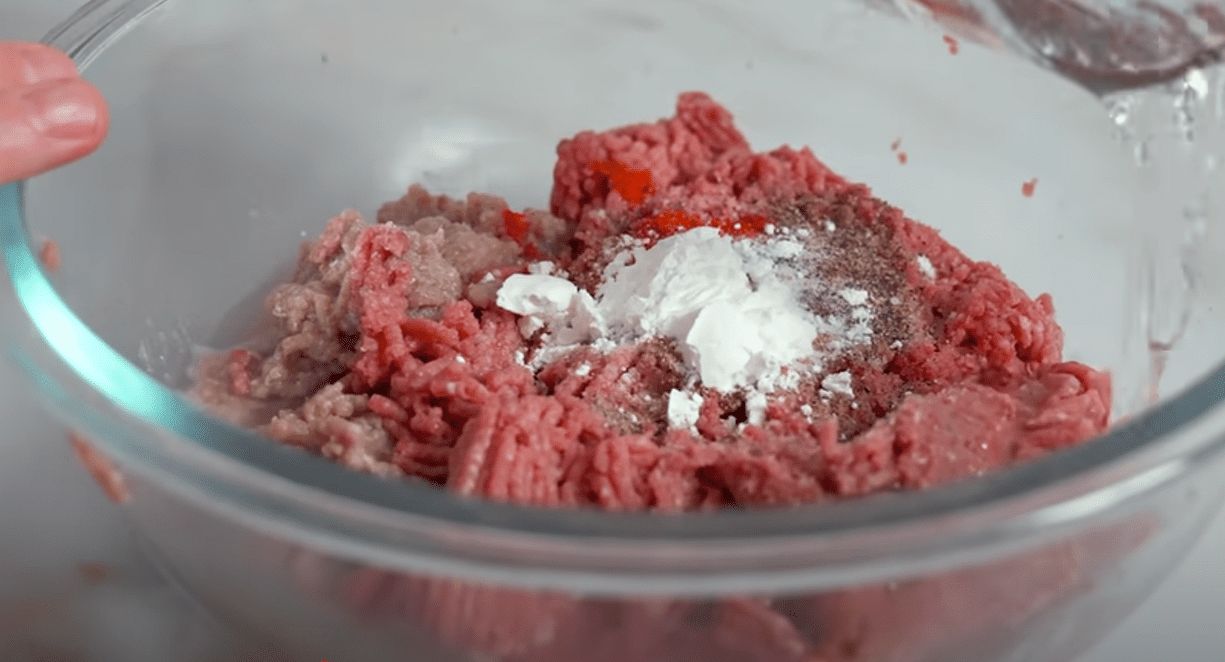 Кулінарка розповіла, що можна приготувати із фаршу: котлети, але не зовсім