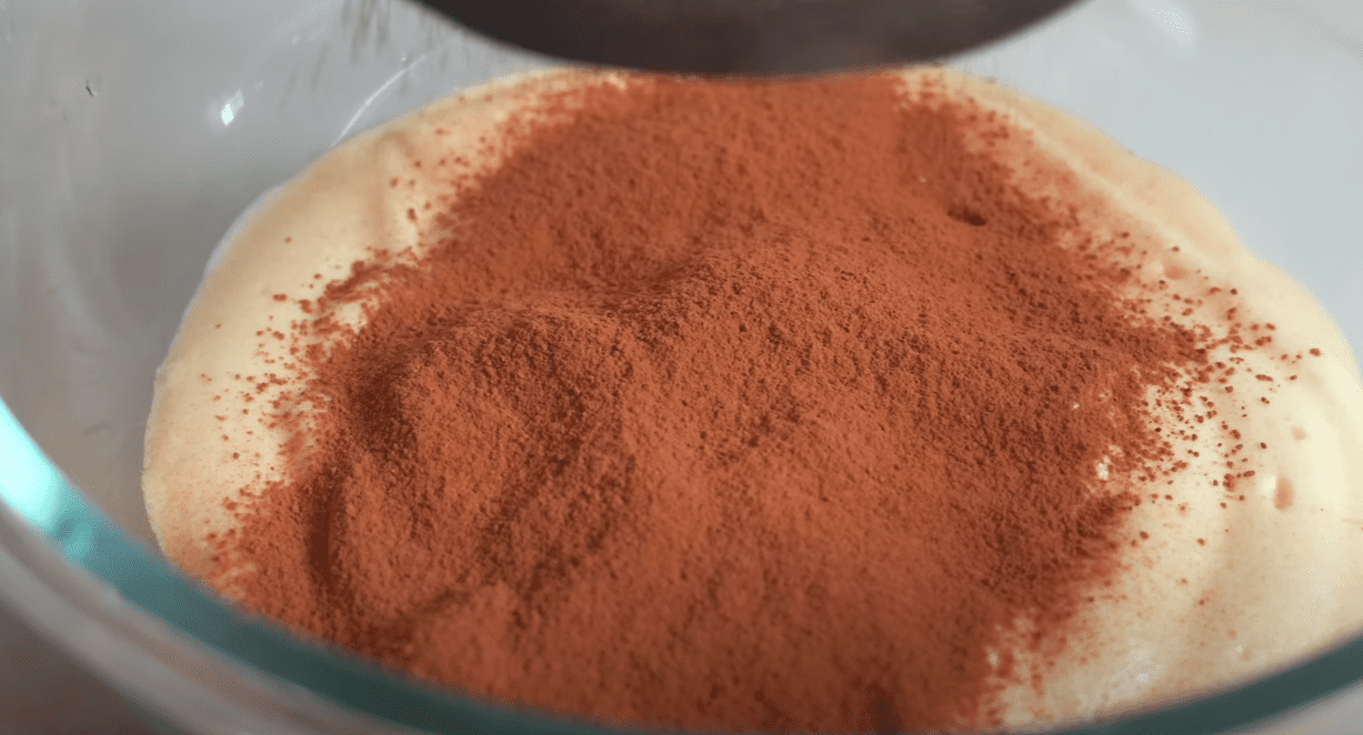 Кулінарка дала найпростіший рецепт торта зі сметанним кремом