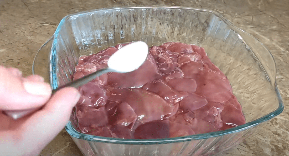 Кулінарка розповіла, як приготувати смажену курячу печінку як шашлик