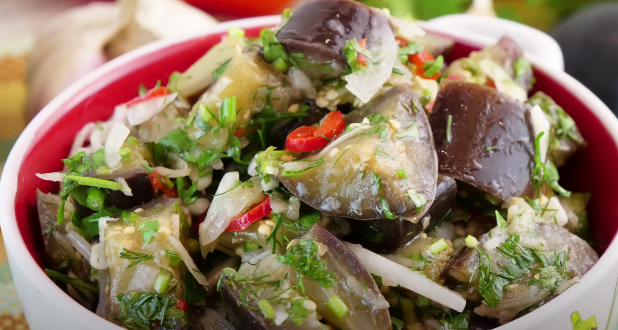 Кулінари вибрали найсмачніший рецепт салату з баклажанів 2025 року