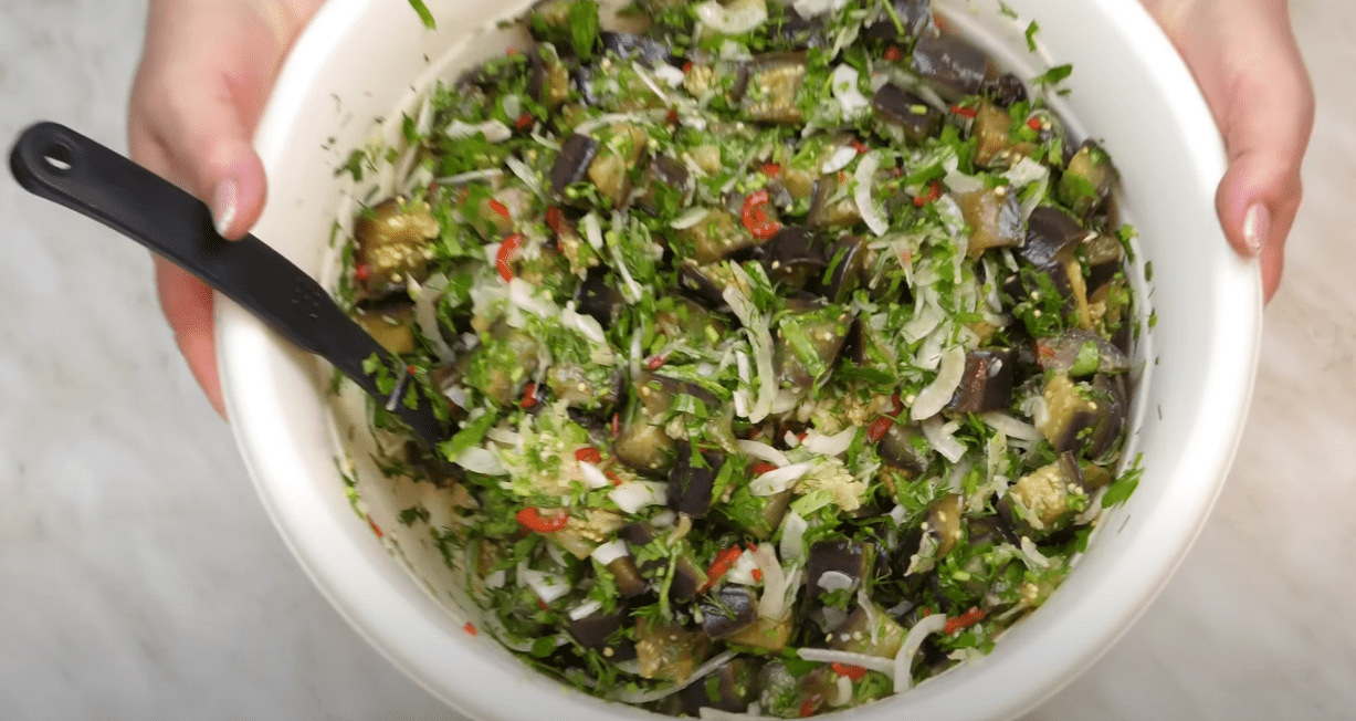 Кулінари вибрали найсмачніший рецепт салату з баклажанів 2025 року