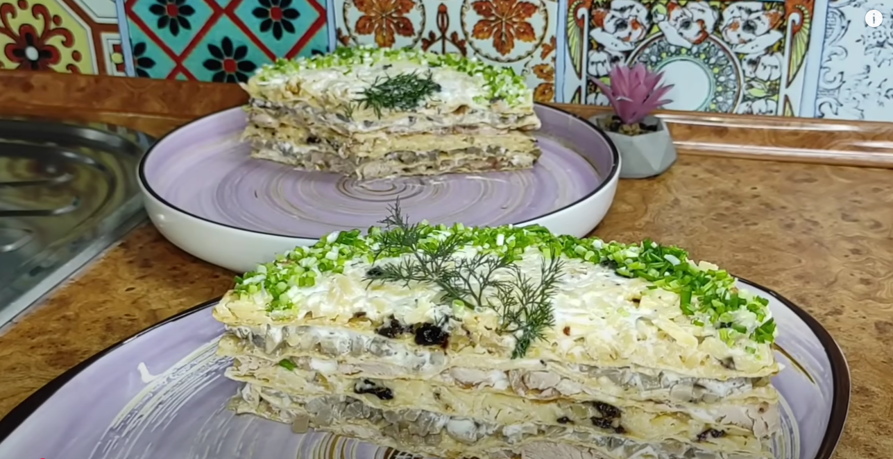 Рецепт незвичайного Наполеона: з куркою, грибами, ніжними коржами