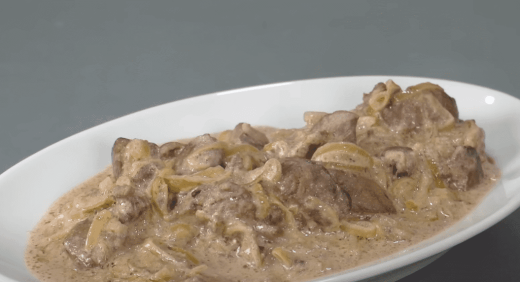 Ця куряча печінка в сметані тане в роті: ніжна, соковита та ароматна – 25 хвилин і готова 