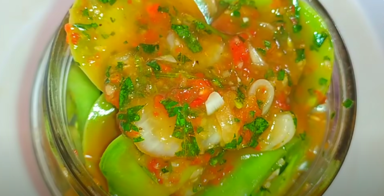 Кулінарка дала новий рецепт консервованих зелених помідорів по-грузинськи