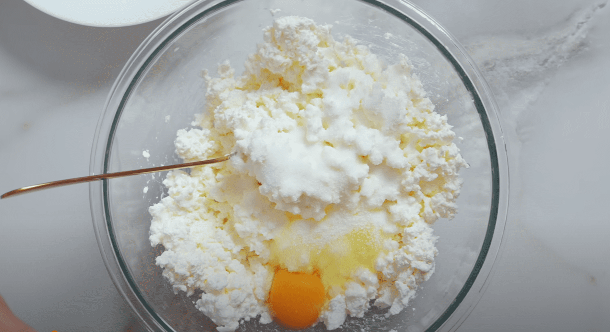 Кулінарка розповіла, як приготувати сирники за львівським рецептом