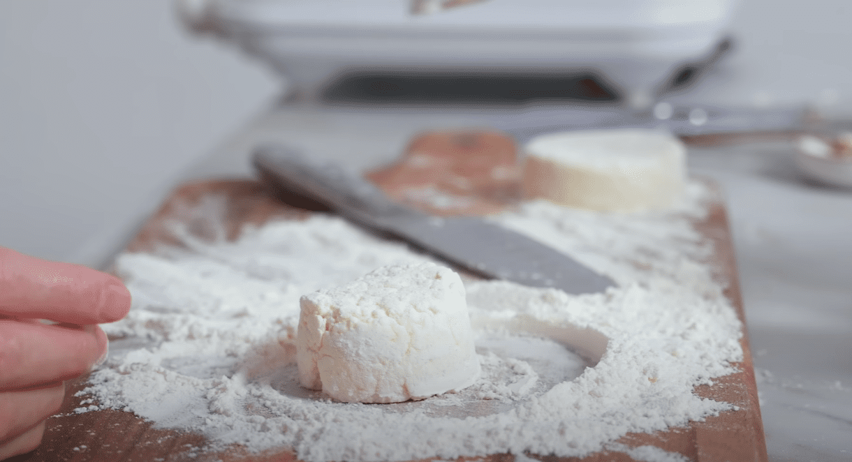 Кулінарка розповіла, як приготувати сирники за львівським рецептом