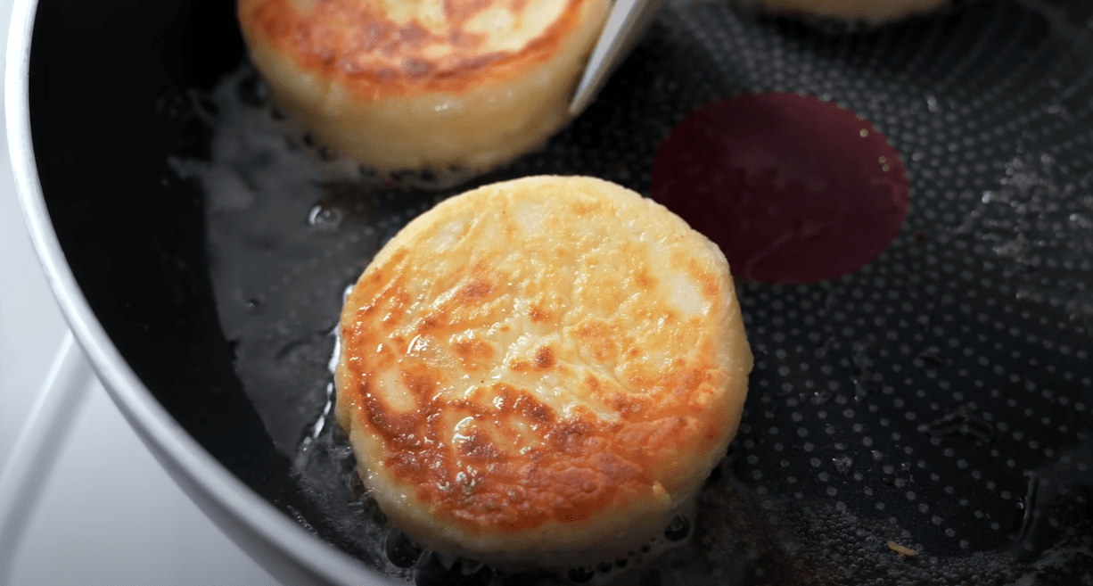 Кулінарка розповіла, як приготувати сирники за львівським рецептом