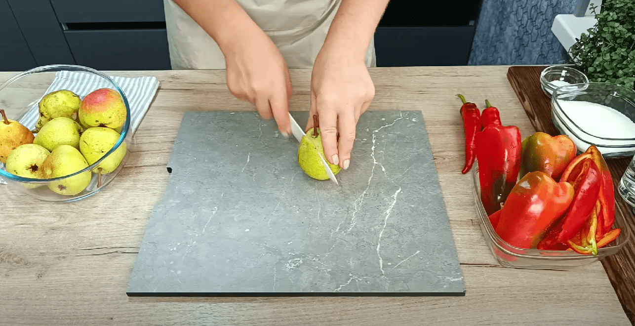 Кулінарка дала рецепт популярного соусу з груші та гострого перцю