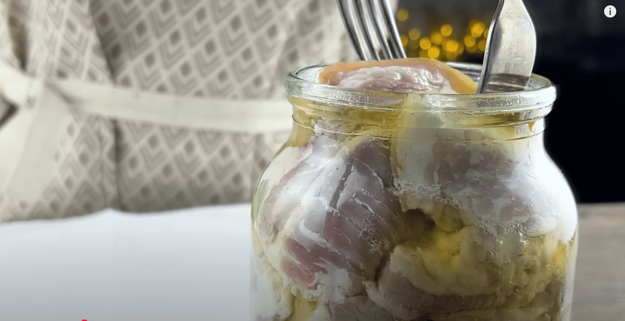 Кулінарка дала рецепт маринаду, після якого м'ясо стане м'яким та соковитим