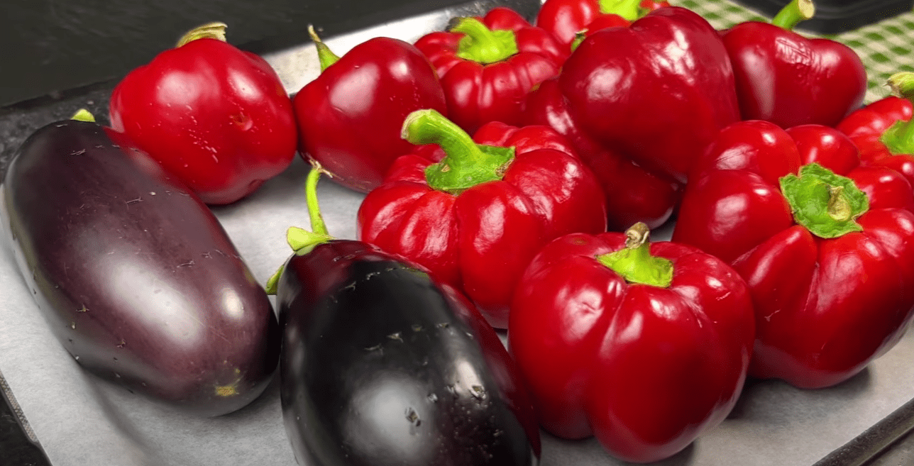 Як приготувати справжній соус Айвар з перців та баклажанів